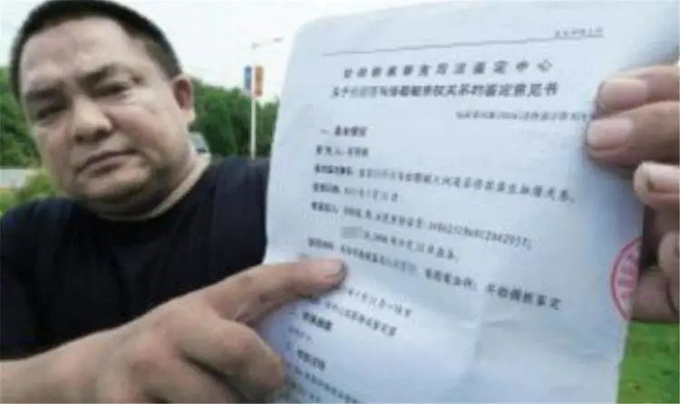 怀疑孩子非亲生，夫妻偷做亲子鉴定，竟是正规医院新生儿被抱错？